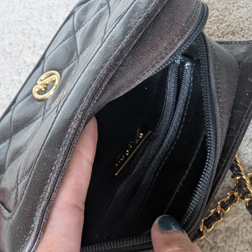 St. John Elegant Black Quilted Chain Bag - Picture 3 of 8